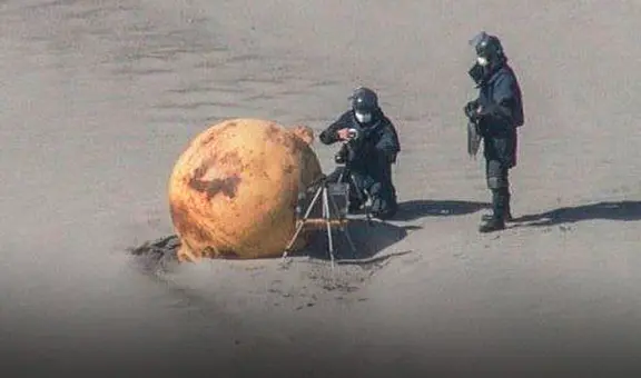 Bola de hierro en Japón: expertos investigan misteriosa esfera hallada en una playa