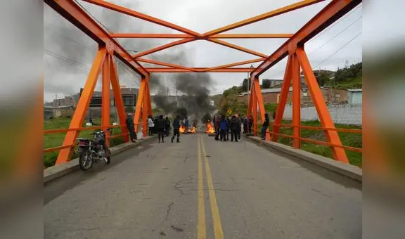 Manifestantes contra el Gobierno de Dina Boluarte cierran el puente internacional de Ilave en Puno