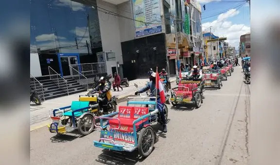 Choferes de triciclos y tricimotos protestan contra Dina Boluarte en Juliaca