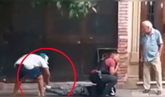 Ladrón le roba las zapatillas a su amigo mientras estaba siendo detenido por un policía