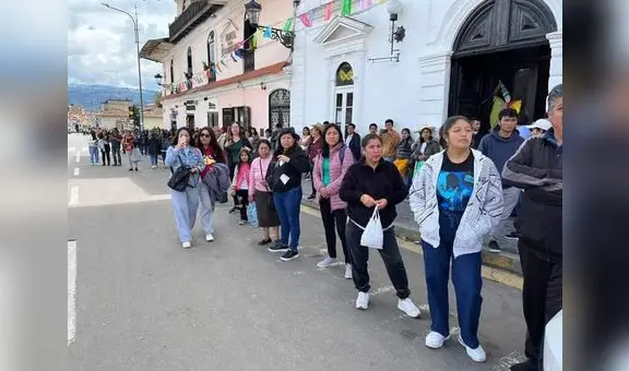 Ciudadanos forman largas colas para recuperar celulares robados en el carnaval de Cajamarca
