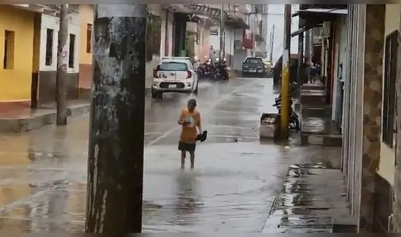 Niño es captado disfrutando y bañándose con agua de lluvia en Piura