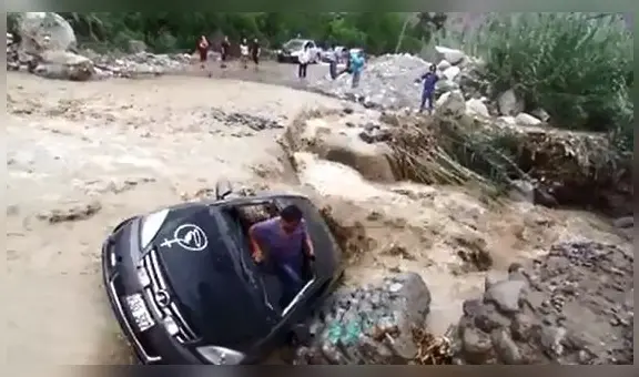 Caudal del río arrastra auto y conductor se salva de milagro en Piura