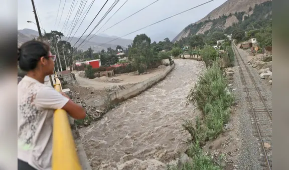 ¿Cuál es el distrito de Lima que tiene 2 ríos y presenta riesgo de inundación?