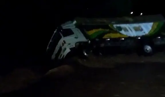 Camión es arrastrado tras el incremento de caudal del badén Juana Ríos en Chiclayo