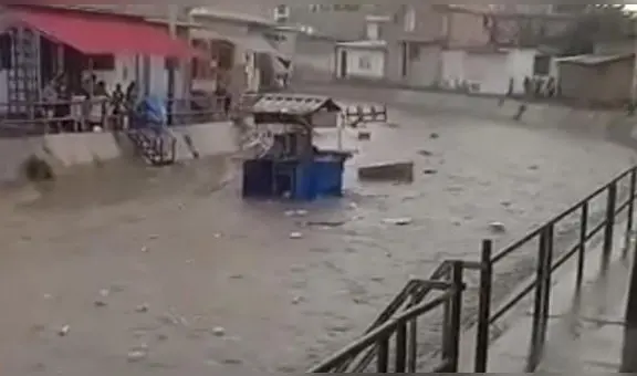 "Ya no se puede parar": lluvias afectan un canal vía que arrasa desechos en Piura