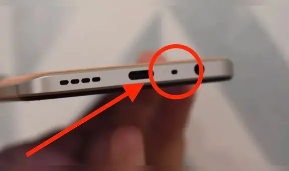 ¿Qué pasa si introduces una aguja en el orificio que está en la parte baja de tu teléfono?