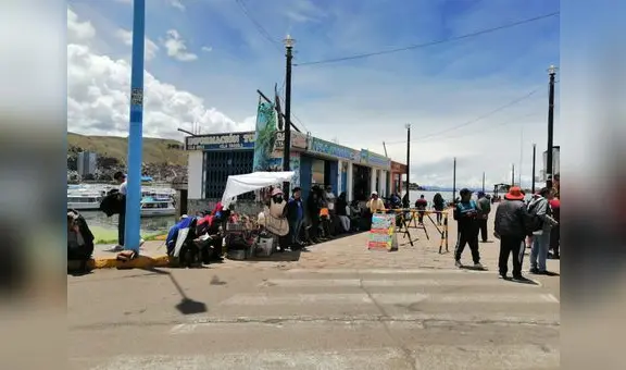 Viajeros que buscan llegar a Bolivia y Perú realizan largas colas en Migraciones Puno