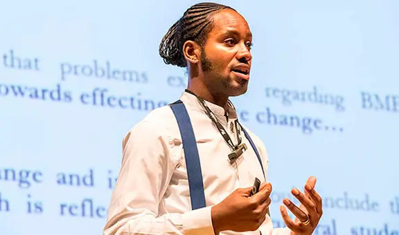 No sabía leer ni escribir hasta los 18 años y ahora será profesor de la Universidad de Cambridge