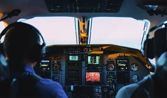 Piloto muere en pleno vuelo y su compañero pensó que se había hecho el dormido de broma