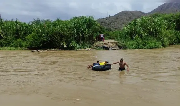 Familias arriesgan su vida y cruzan río Zaña en cámaras inflables de tractor en Chiclayo