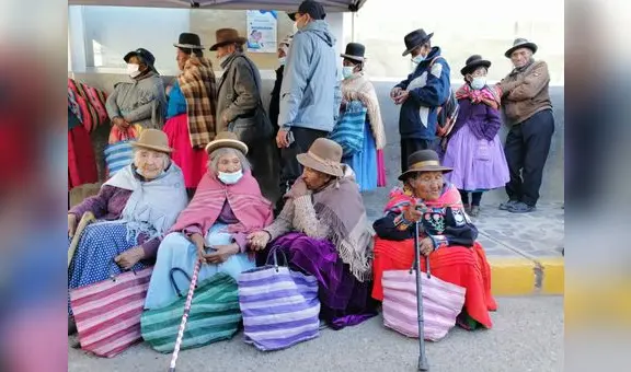 Ancianos forman largas colas para cobrar Pensión 65 tras retrasos por protestas en Puno