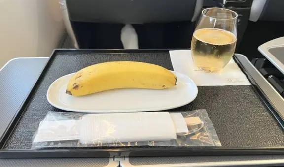 Pide menú vegano en el avión y le entregan un plátano y un vaso de agua