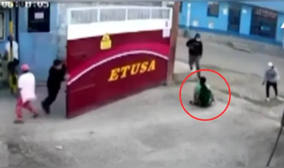 Hombre quiso esconderse de ladrones, pero empresa le cerró la puerta y terminó baleado