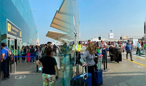Viva Air: pasajeros varados en aeropuerto Jorge Chávez tras suspensión de operaciones en Perú