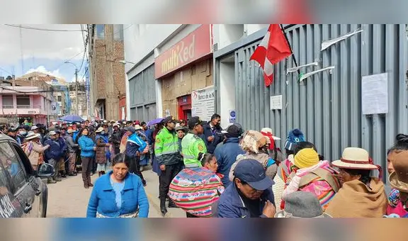Ciudadanos duermen en las afueras del Banco de la Nación por falta de dinero en agencias de Juliaca