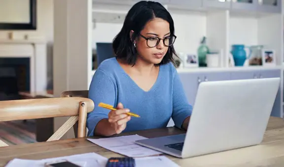 Si trabajo desde casa, ¿la empresa debe pagar por el internet y la energía eléctrica que uso?