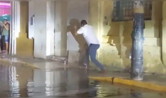 "Ya está tomando vuelo": hombre dejó atrás a mujer en plena lluvia y cruzó un charco en Piura
