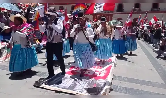 Ciudadanos pisan figura de la Constitución Política de 1993 en señal de rechazo