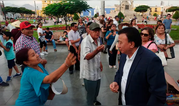 Rechazan en Trujillo a congresista Enrique Wong y le increpan adelanto de elecciones