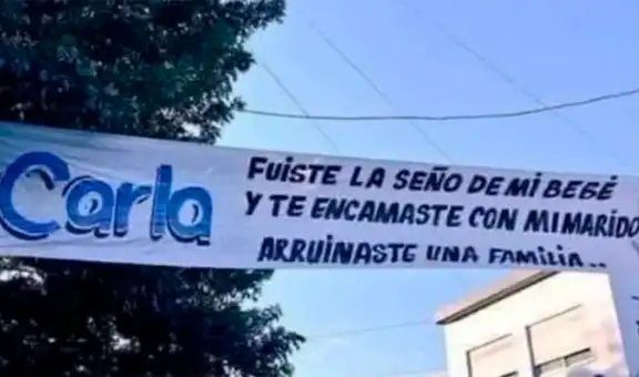 Denuncia infidelidad de su esposo con maestra de su hija con un cartel en la entrada del colegio