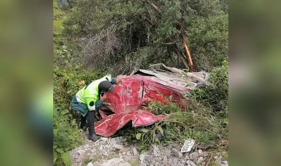 Cinco fallecidos al caer automóvil a barranco en carretera de Apurímac