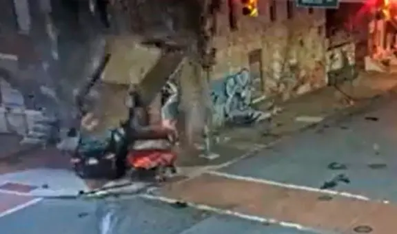 Robo de auto de lujo termina con brutal choque, derrumbe de edificio y muerte de peatón