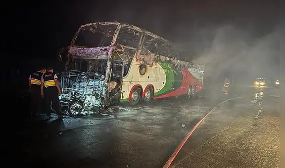 Conductor de mototaxi queda calcinado tras chocar con bus en Panamericana Norte