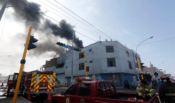 La Victoria: Reportan incendio de grandes proporciones en empresa de encomiendas cerca al estadio de Matute