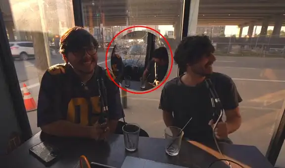 Jóvenes graban podcast en una cafetería y casi son impactados por una camioneta