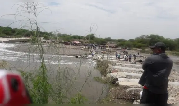 Mujer en trabajo de parto cruza en balsa quebrada activada por lluvias en Piura