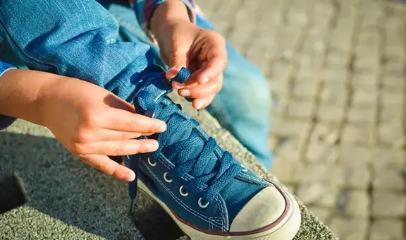 Niño de 7 años muere luego de que dos autos lo impactaran mientras se ataba las zapatillas