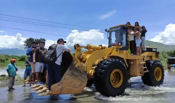 ¡Colgados en maquinaria! Ciudadanos arriesgan sus vidas para llegar a sus destinos en Chiclayo