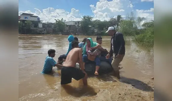 Ciudadanos usan cámara de llanta para cruzar quebrada inundada en Piura