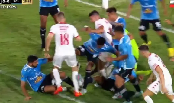 ¿'Fútbol chacra'? Jugador de Huracán intentó anotar y se le echaron encima hasta 3 de Cristal