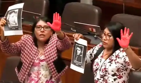 Congresistas muestran sus manos pintadas de rojo al ministro del Interior por muertes en protestas