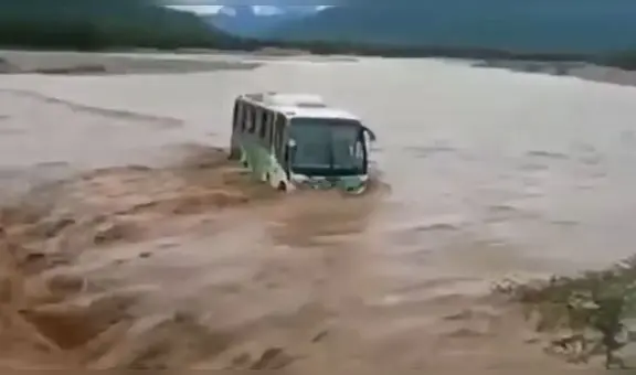 Bus con docentes es arrastrado al intentar cruzar caudalosa quebrada en Piura