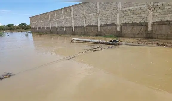 Río Reque se desbordó y dejó sin energía a más de 3500 usuarios en Lambayeque