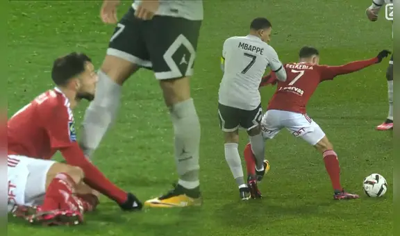 ¡Mbappé descontrolado! El francés pateó dos veces a su rival y no fue expulsado