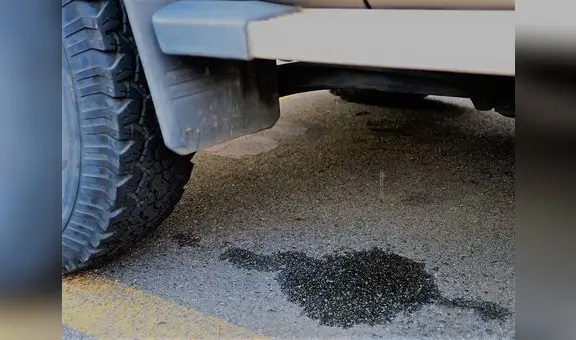 ¿Por qué cae agua debajo de mi auto luego de usar el aire acondicionado?