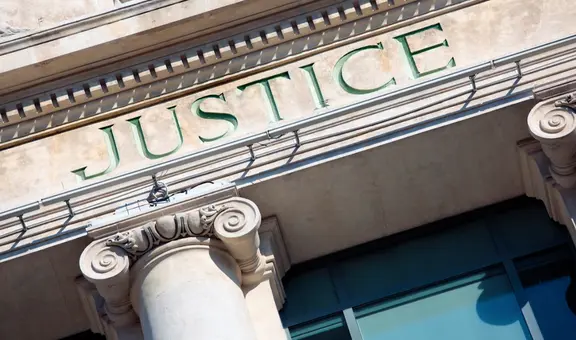 Declaran culpable a mujer que mató a hijastro de 3 años, al que habría obligado a ingerir drogas