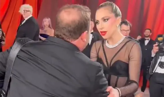 Lady Gaga ayuda a fotógrafo que tropieza durante alfombra roja