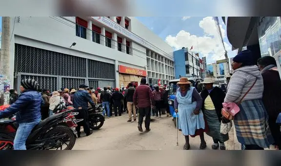 Usuarios de Juliaca que pernoctan formando largas colas en el Banco de la Nación sufren a falta de baños
