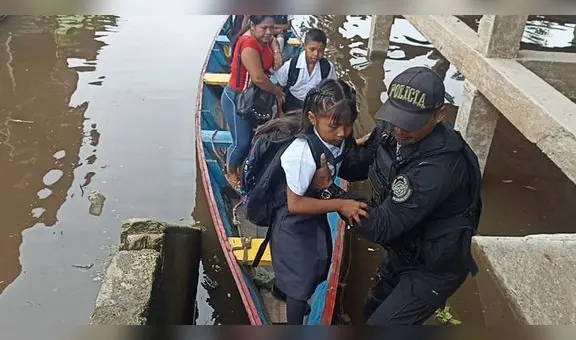Iquitos: niños acuden a clases a bordo de canoas y baldes tras desborde de río Itaya
