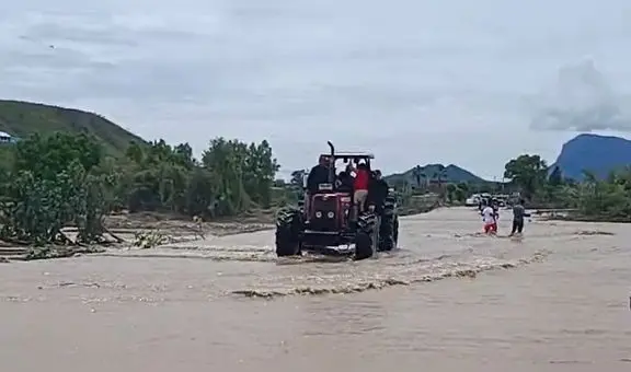 Tractores, cargadores frontales y camiones son medios de transporte para cruzar quebrada en Lambayeque