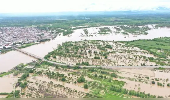Río Piura se desborda e inunda a todo Tambogrande