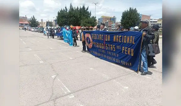Gremios de periodistas realizan plantón por la libertad de información en Puno