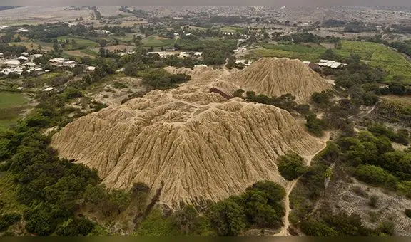Huaca donde fue hallado el Señor de Sicán a punto de perderse por las aguas del río La Leche