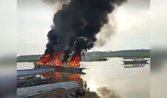 Reportan incendio de embarcación que trasladaba material educativo en Loreto