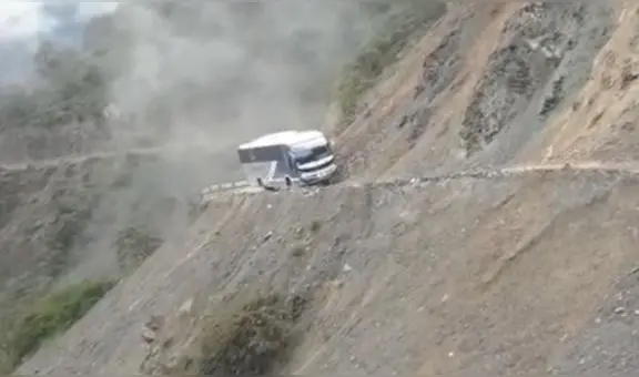 Al borde del precipicio: temerario chofer conduce bus por estrecha carretera